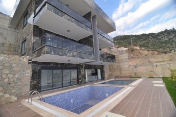Alanya Tepe Mahallesinde Havuzlu Satılık  3+2  Villa